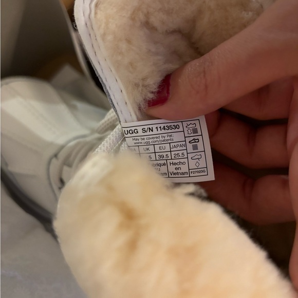 Brand New UGG Adirondack III Winter Boots – White, Size 8.5 - Picture 5 of 14